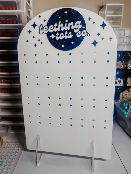 Tabletop acrylic pegboard